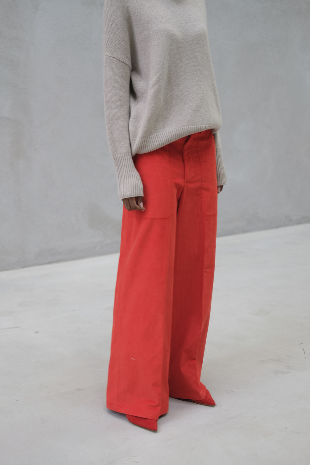 closed wystan trouser hibiscus red