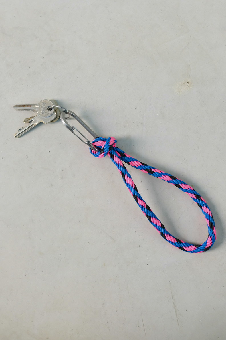 susan bijl kumihimo keychain fluo pink