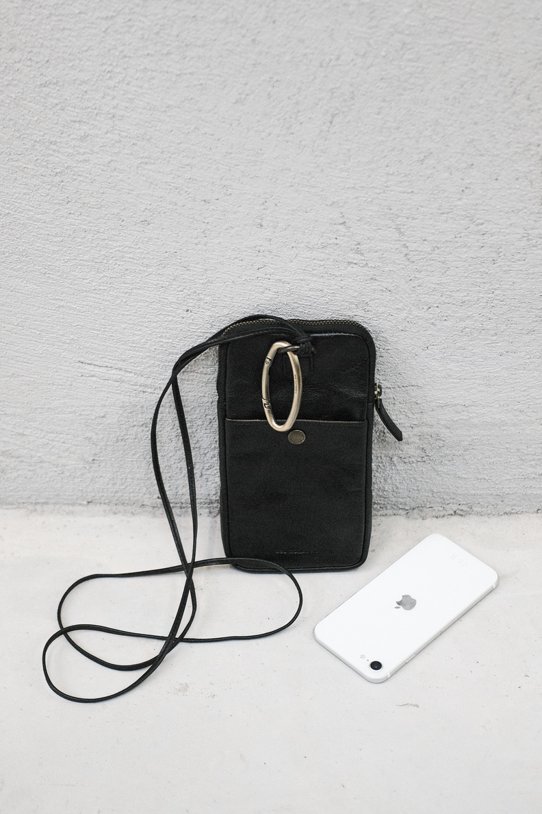 bea mombaers phone pocket black