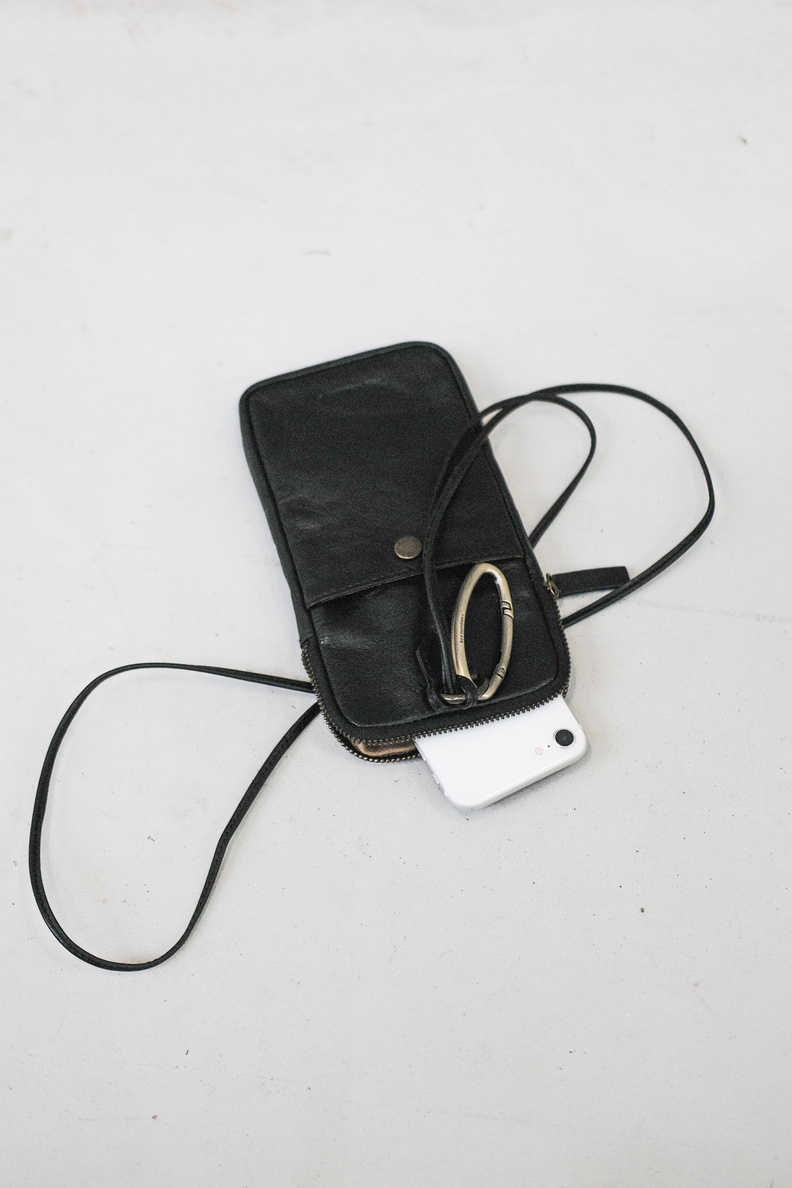 bea mombaers phone pocket black