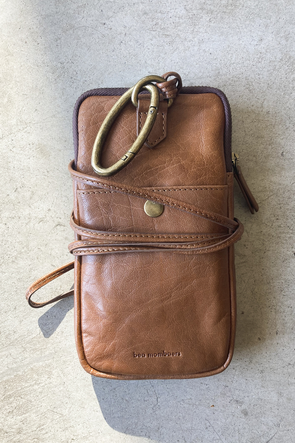 bea mombaers phone pocket cognac