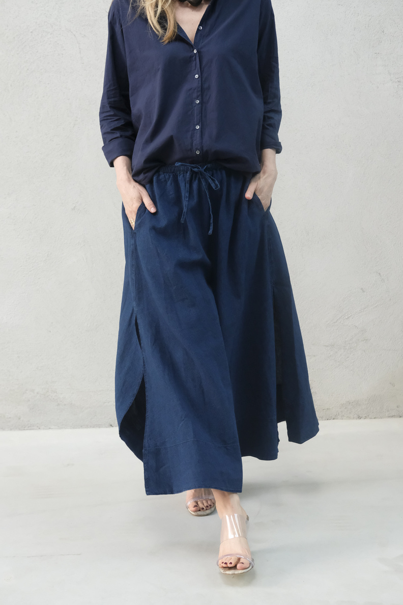 closed slit skirt dark blue