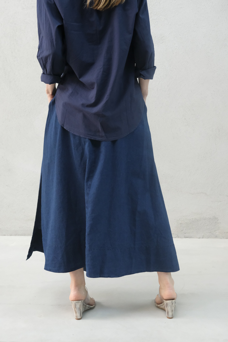 closed slit skirt dark blue