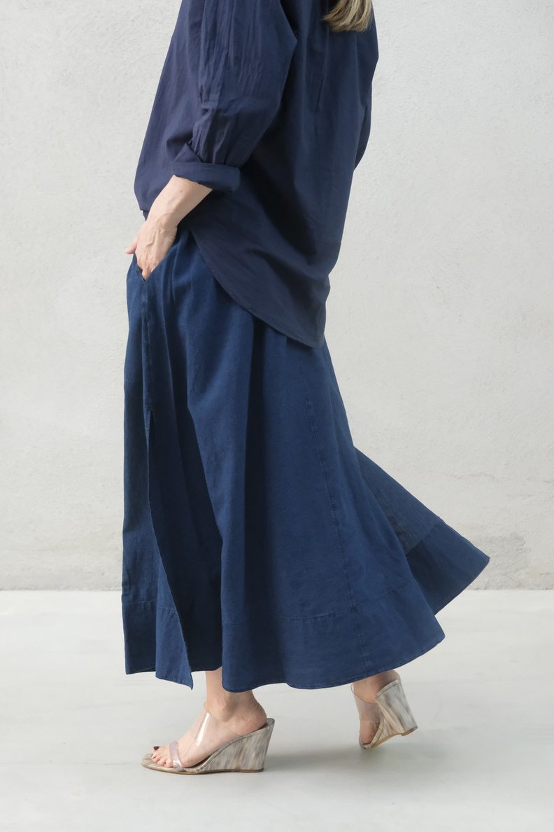 closed slit skirt dark blue