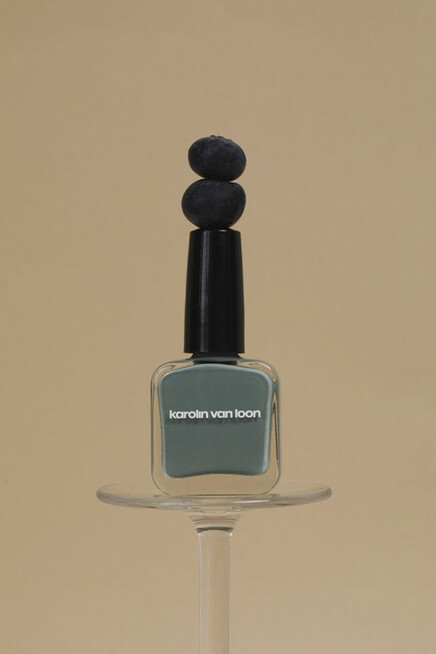 karolin van loon nail polish 33 bleu velours