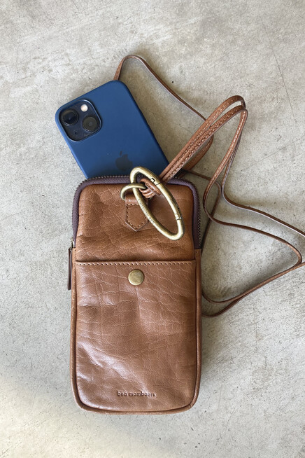 bea mombaers phone pocket cognac